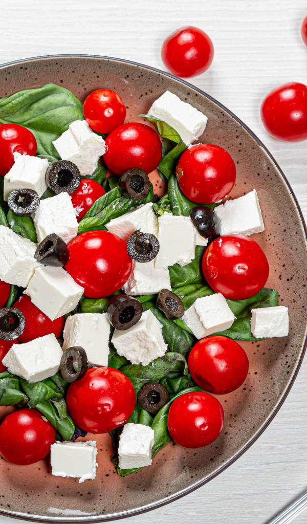 Салат с помидорами черри, оливками, базиликом и сыром