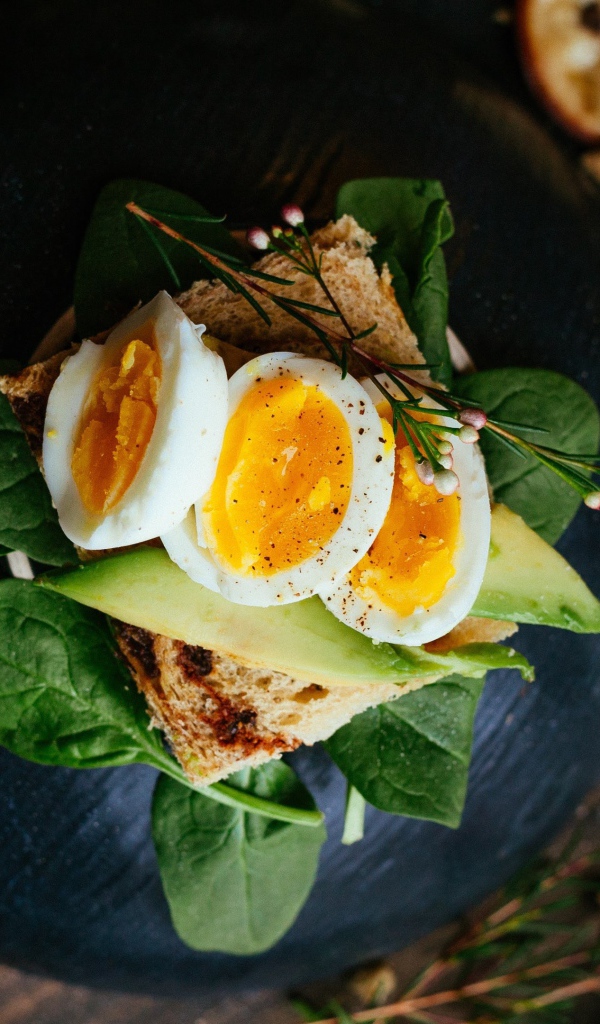 Бутерброд с авокадо, базиликом и яйцами