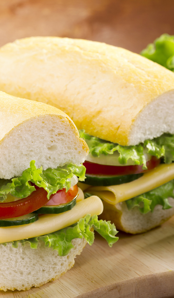 Сендвич с овощами и сыром на столе