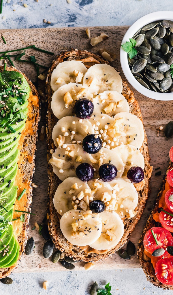 Бутерброды с авокадо, бананами и помидорами