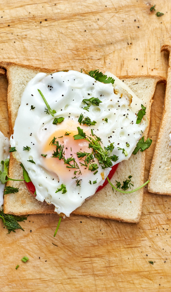 Бутерброды с яичницей, помидорами и зеленью 