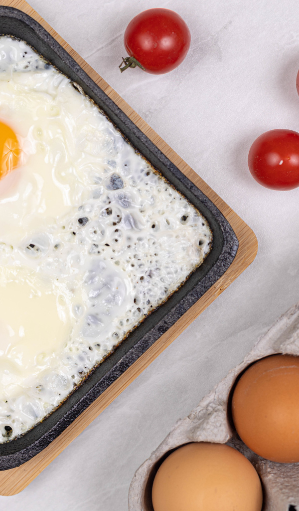 Яичница с помидорами и яйцами на столе