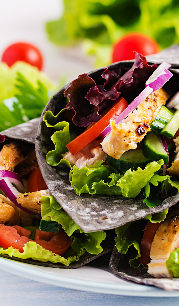 Шаурма в лаваше с овощами и курицей 