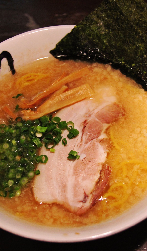 Суп с беконом и зеленью на столе 