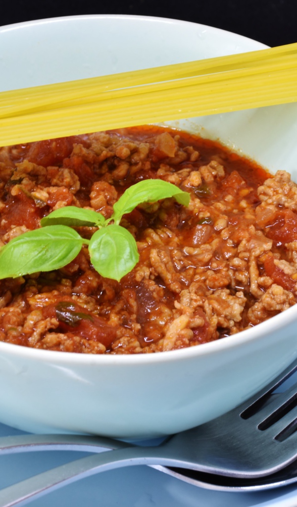 Спагетти с острым соусом с мясом на столе 