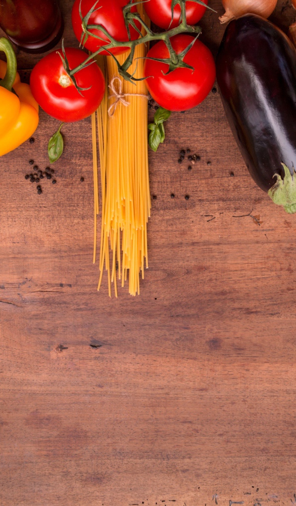 Спагетти с овощами на столе 