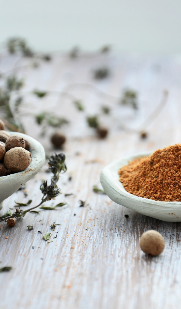 Специи на деревянном столе 