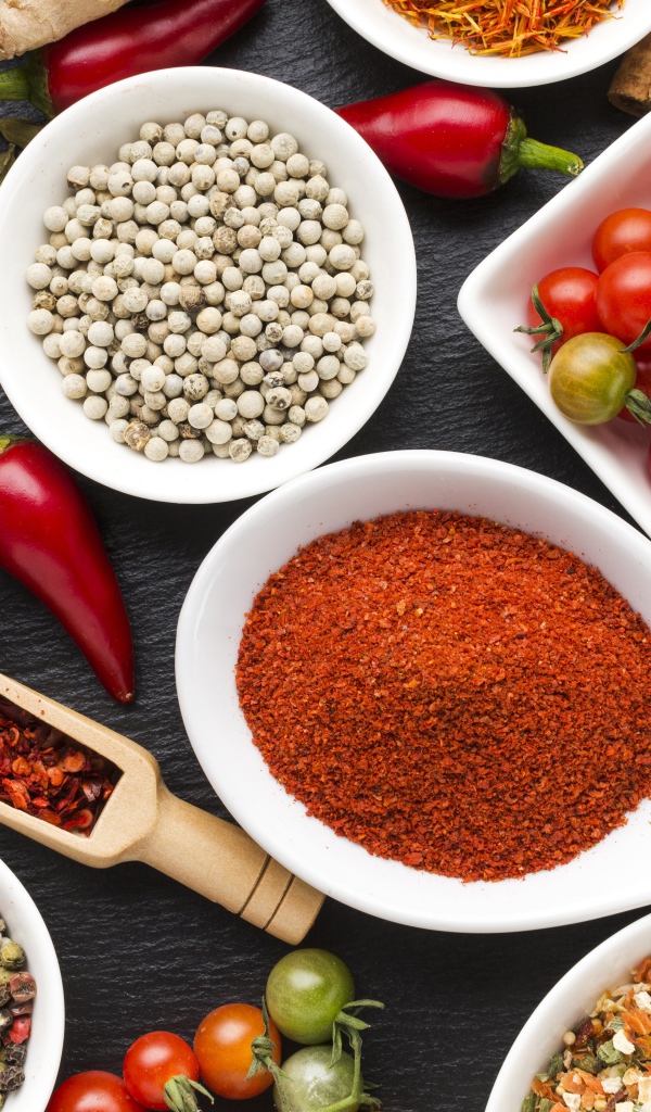 Специи на столе с помидорами и сладким перцем