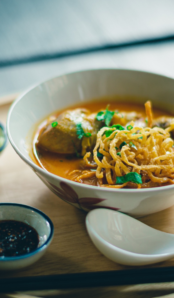 Острый суп с луком на столе 