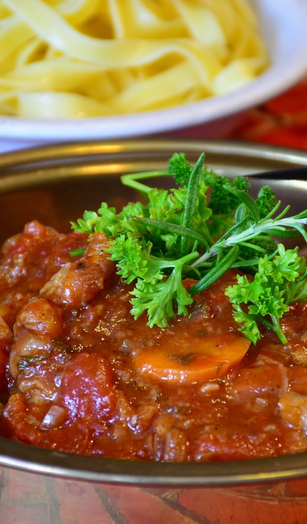 Острое блюдо из овощей в тарелке с петрушкой 