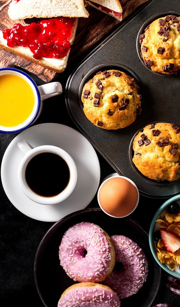 Сладкая выпечка на столе с кофе и соком