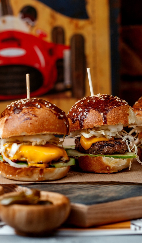 Вкусные гамбургеры на столе с соусом и кока колой 