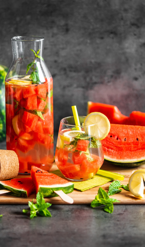 Вкусный напиток на столе с кусочками арбуза 