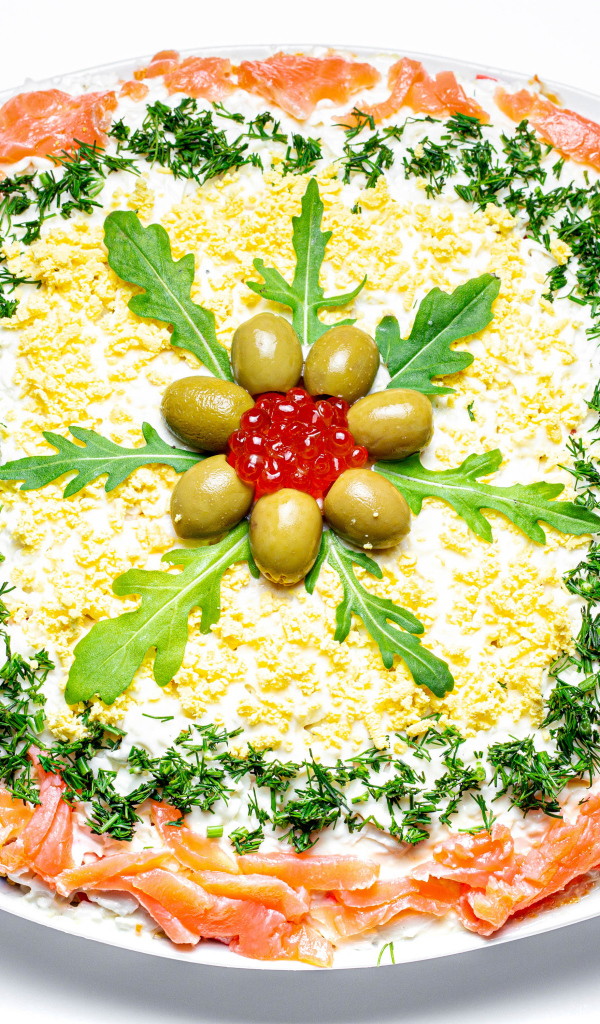 Вкусный салат с красной рыбой на белом фоне