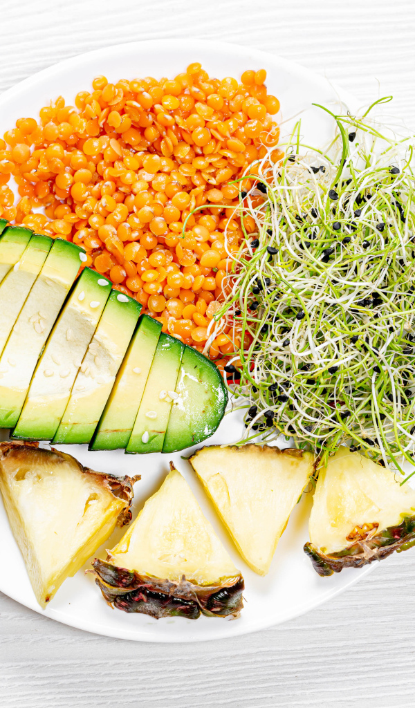 Вкусный завтрак для вегетарианца на белой тарелке