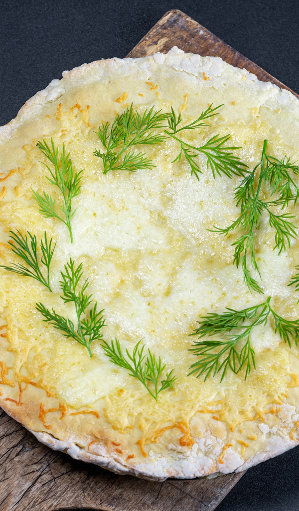 Тонкие блинчики с укропом на доске 