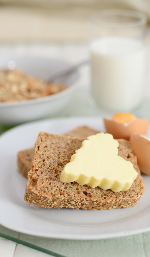 Тосты с сыром и вареными яйцами на тарелке 