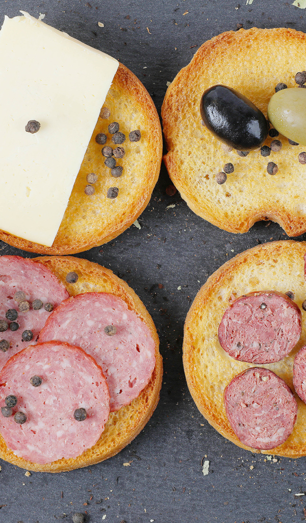 Тосты с колбасой, оливками и сыром