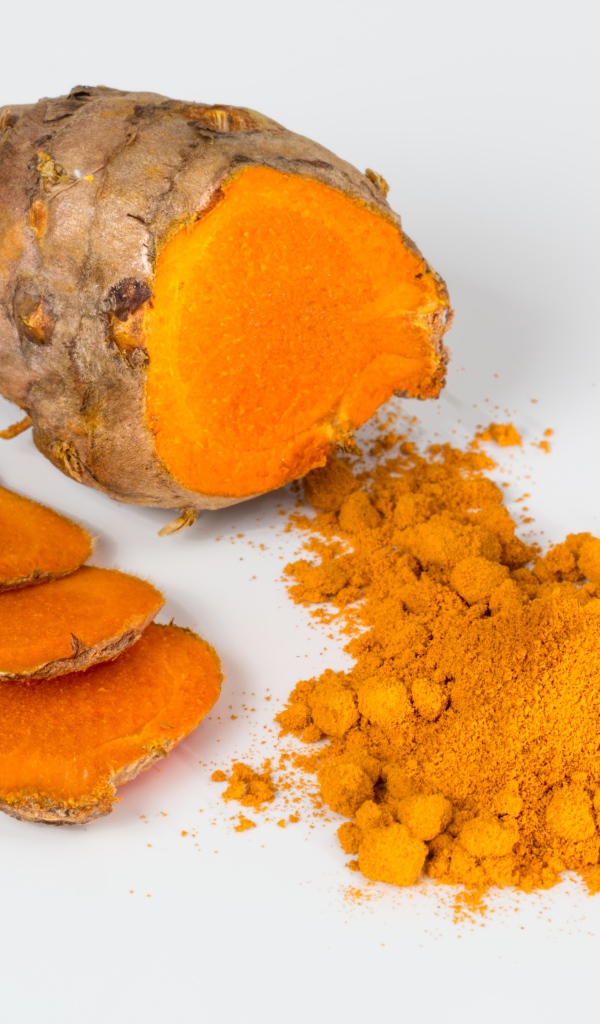 Корень куркумы на сером фоне