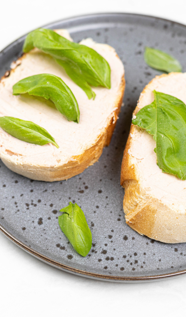 Два бутерброда с листьями базилика 