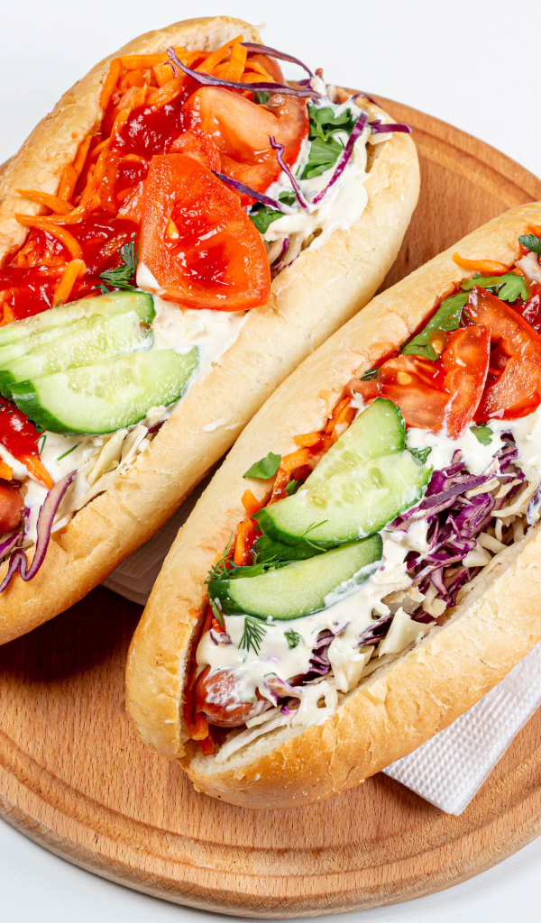 Два вегетарианских хот дога  на белом фоне 