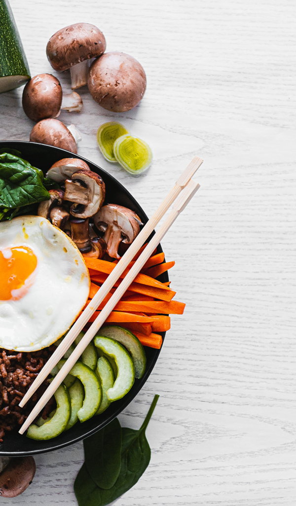 Овощи с яичницей на столе 