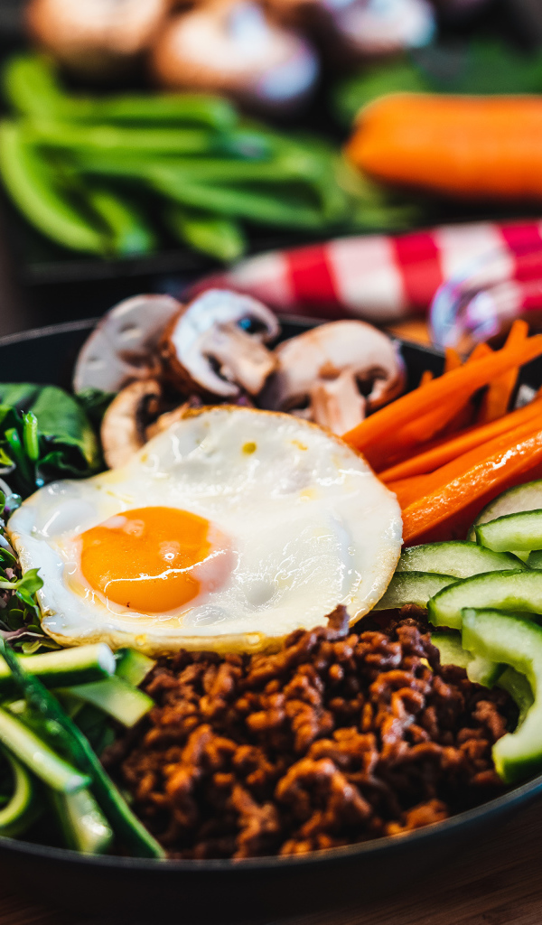 Вегетарианский завтрак на столе с овощами