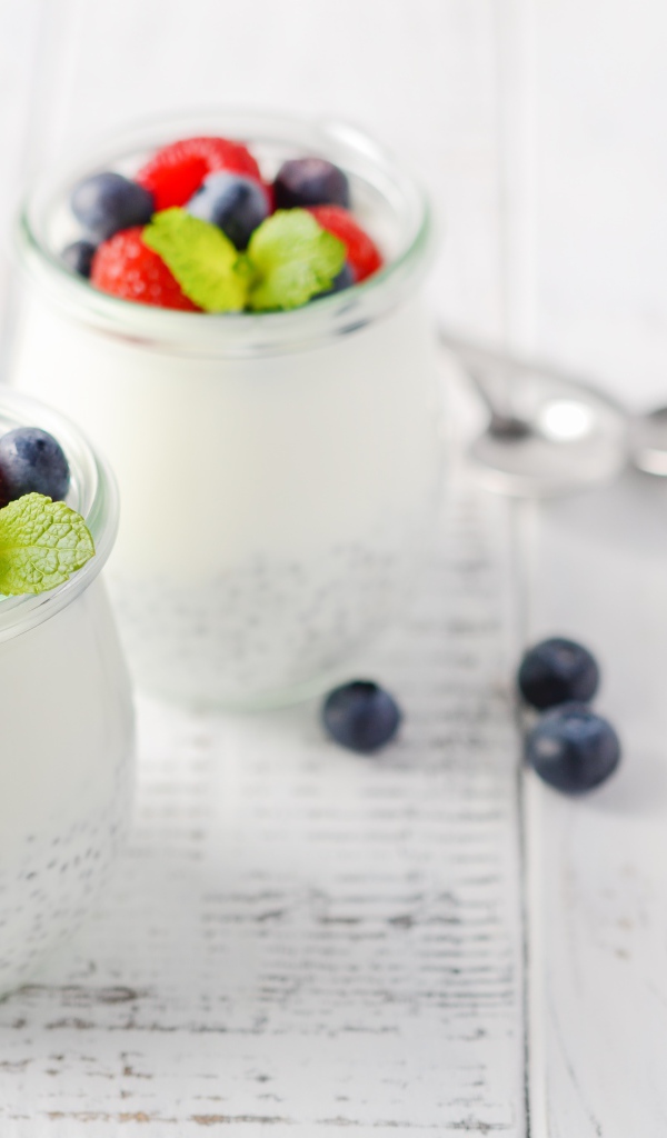 Йогурт в баночке с семенами годжи и ягодами черники и малины