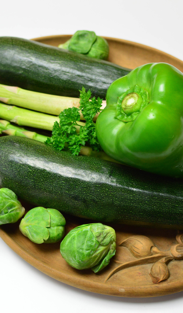 Кабачки, перец, капуста и спаржа на белом фоне