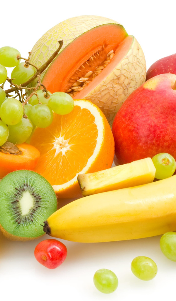 Аппетитное фруктовое ассорти на белом фоне