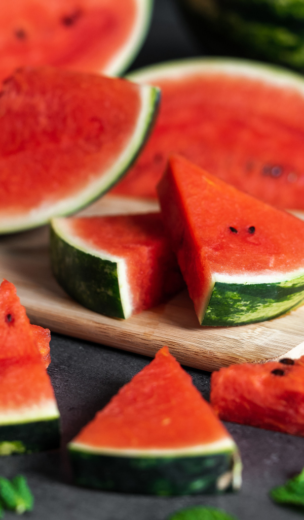 Аппетитный сочный арбуз кусочками на столе