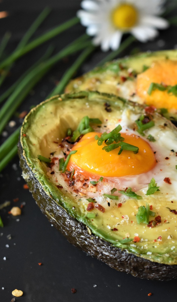 Запеченное авокадо с яичницей на сковороде 