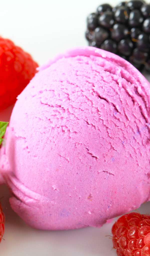 Шарик мороженого с ягодами малины, черники и ежевики 