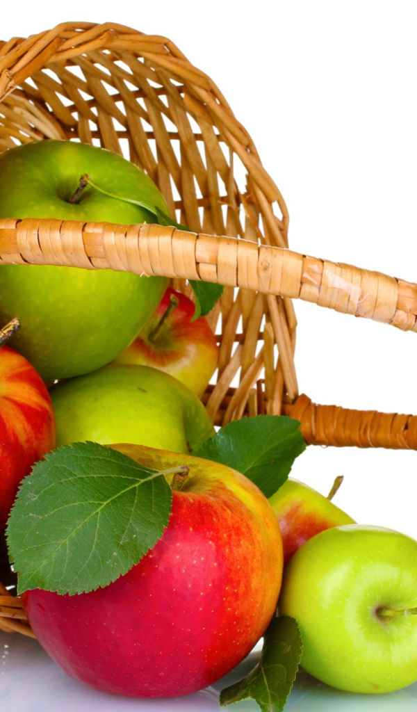 Красивые разноцветные яблоки в корзине на белом фоне
