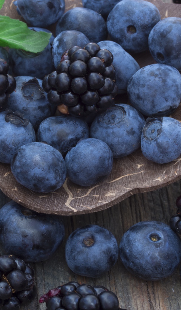 Ягоды черники и ежевики на столе 