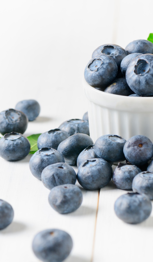 Ягоды черники на белом столе 