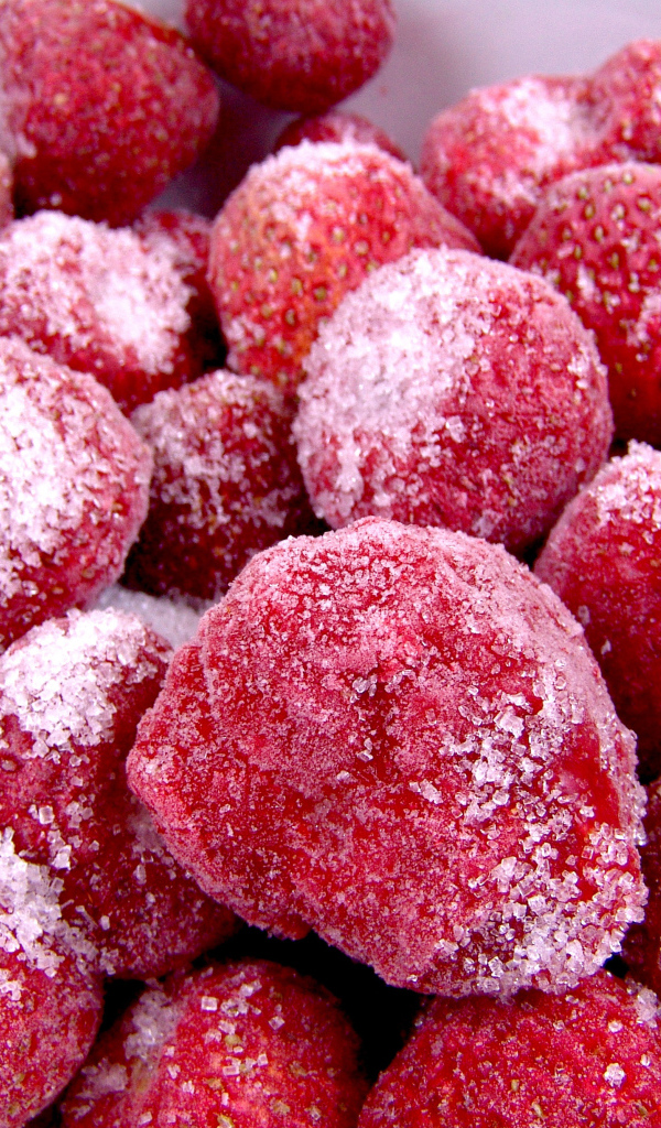 Миска с замороженной клубникой  