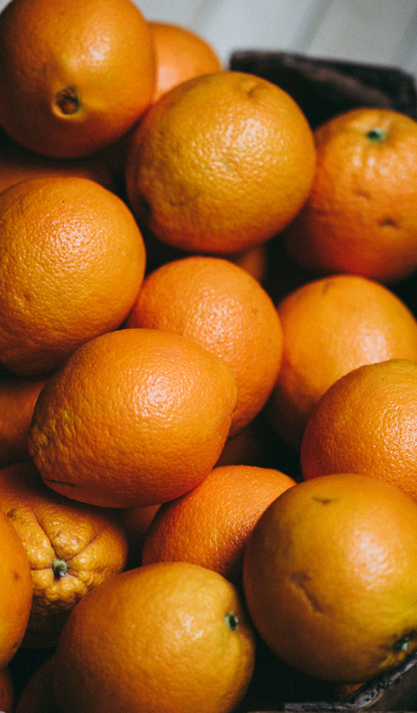 Ящик оранжевых спелых апельсинов 