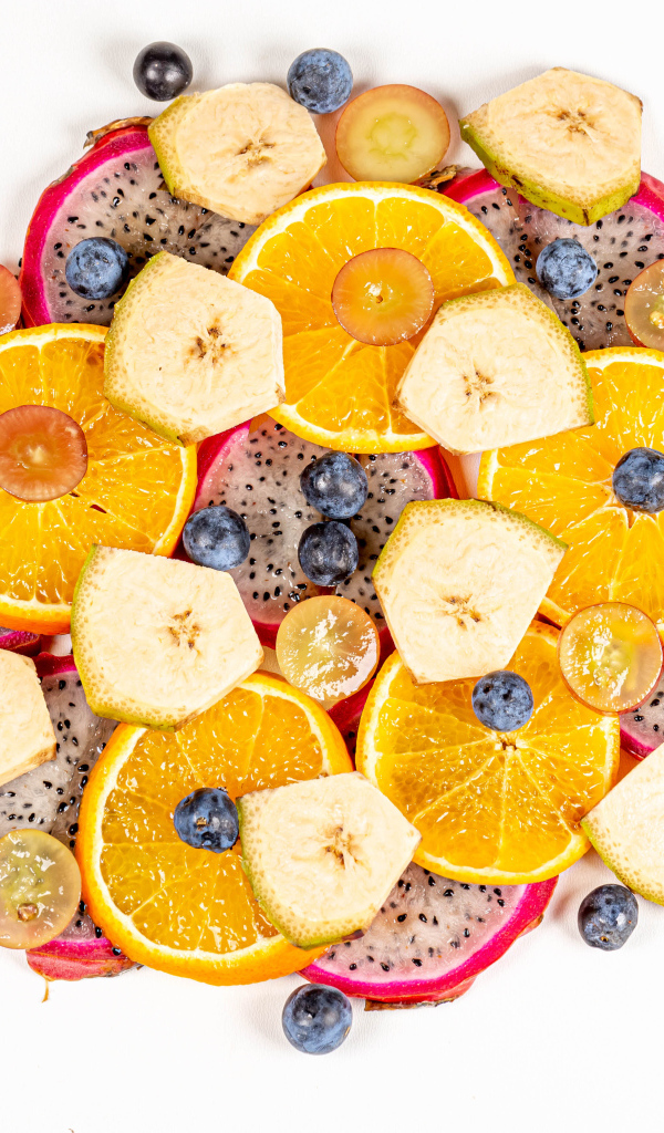 Цитрусовые фрукты с ягодами на белом фоне