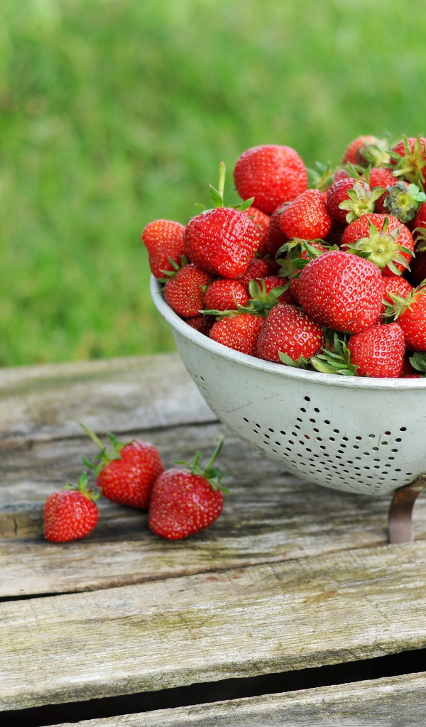Дуршлаг с помытой красной клубникой 