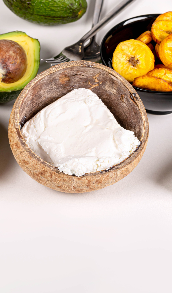 Творог, авокадо и банан на столе 