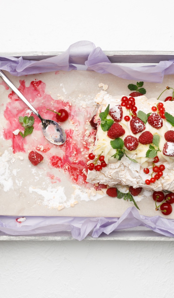 Творожная запеканка с ягодами на столе