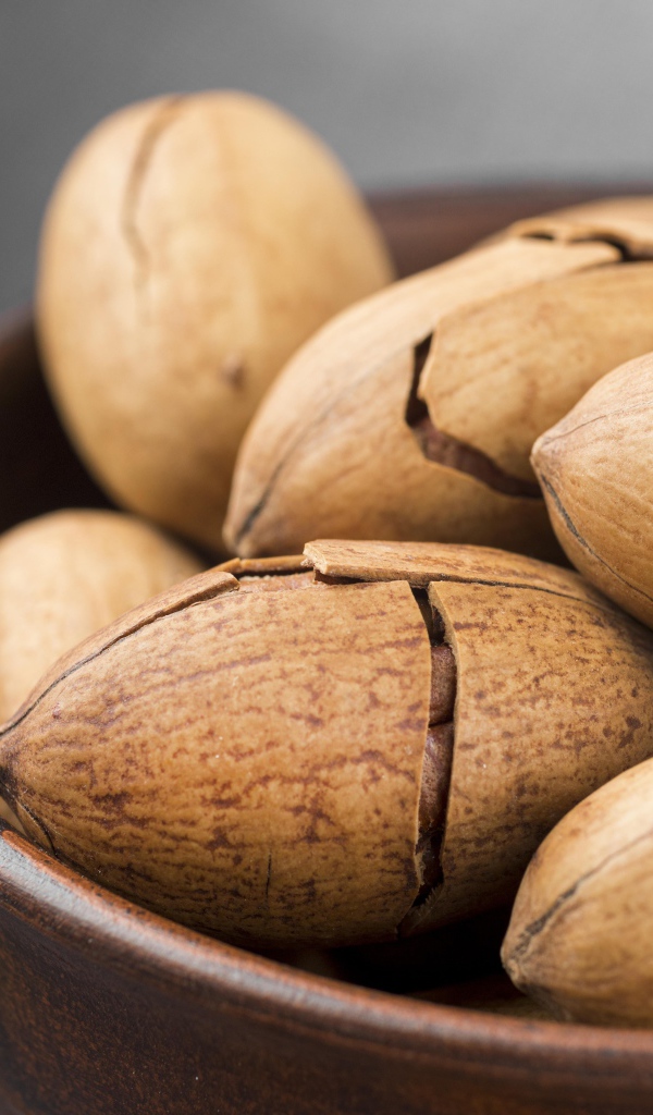 Треснувшие орехи пекан