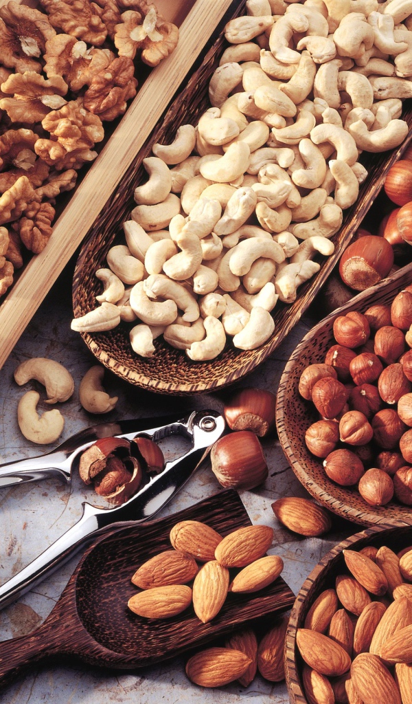 Различные виды орехов на столе 