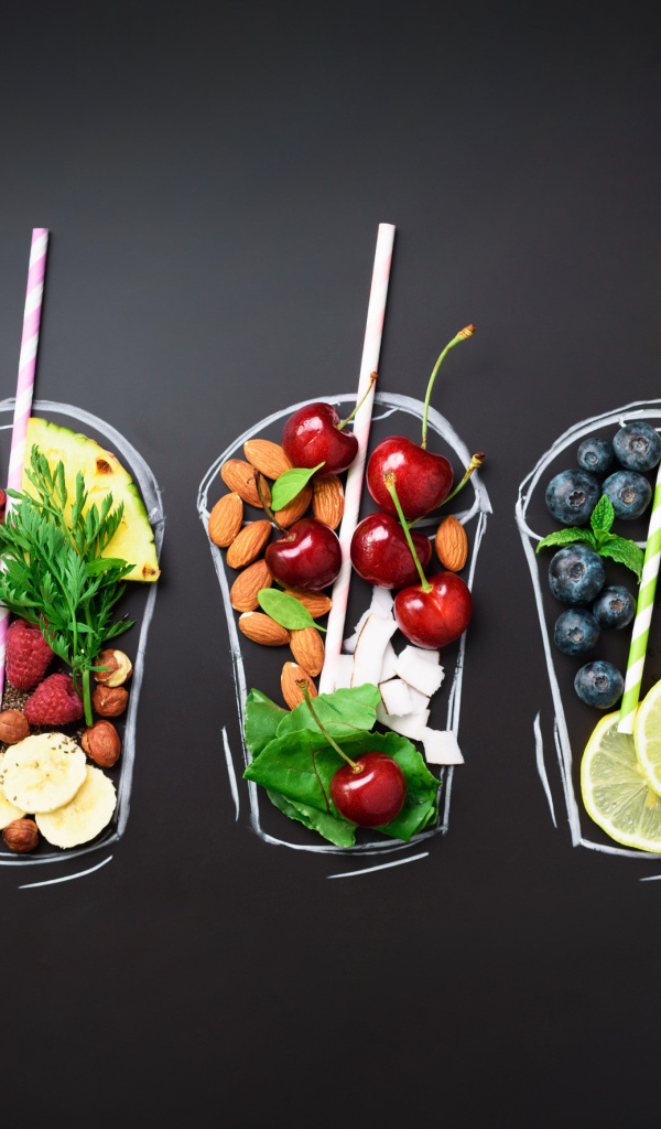 Нарисованные стаканы с ягодами на сером фоне