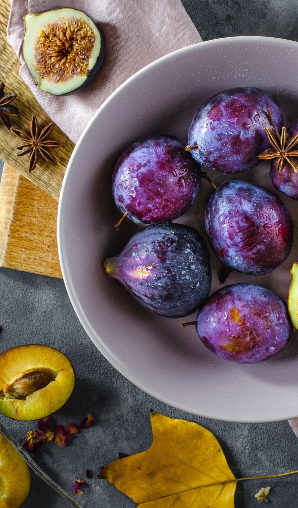 Инжир в миске с синими сливами