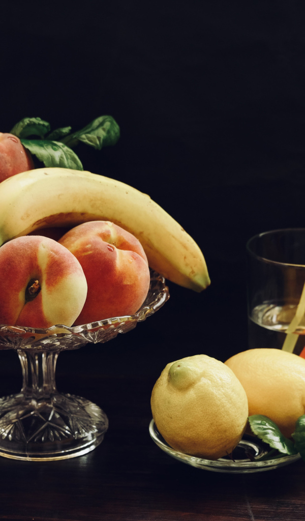 Свежие фрукты на столе с напитком