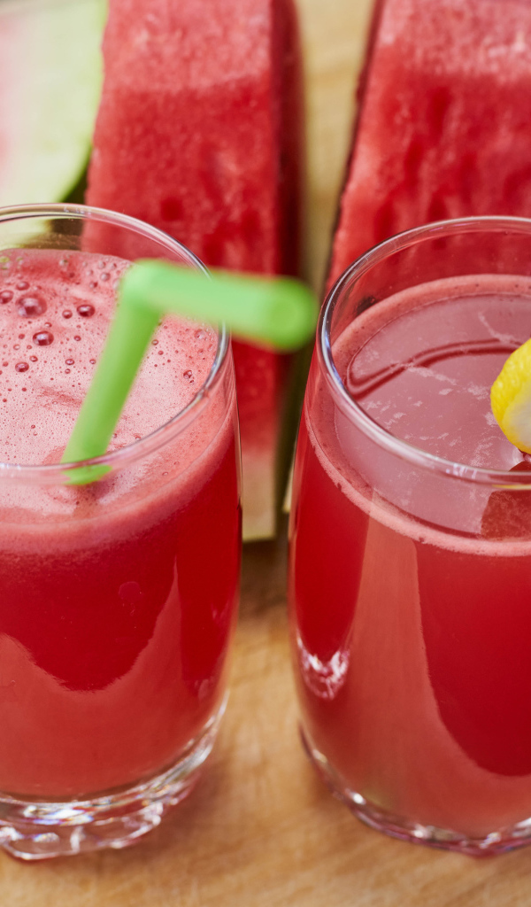 Свежий арбузный сок в стаканах на столе