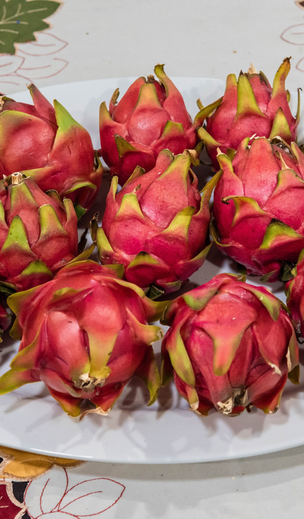 Фрукты питая на белой тарелке на столе