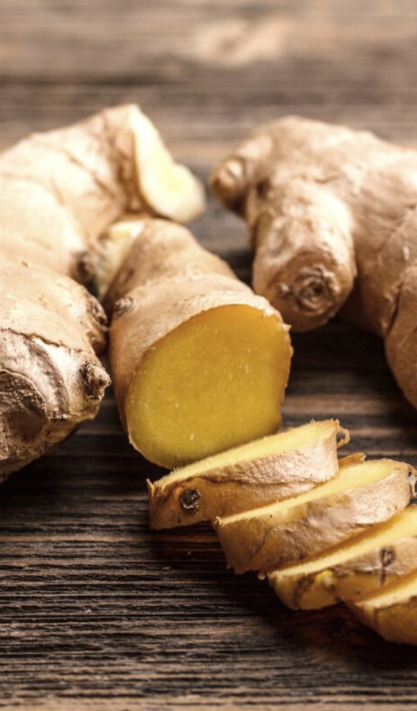 Корни имбиря на деревянном столе 